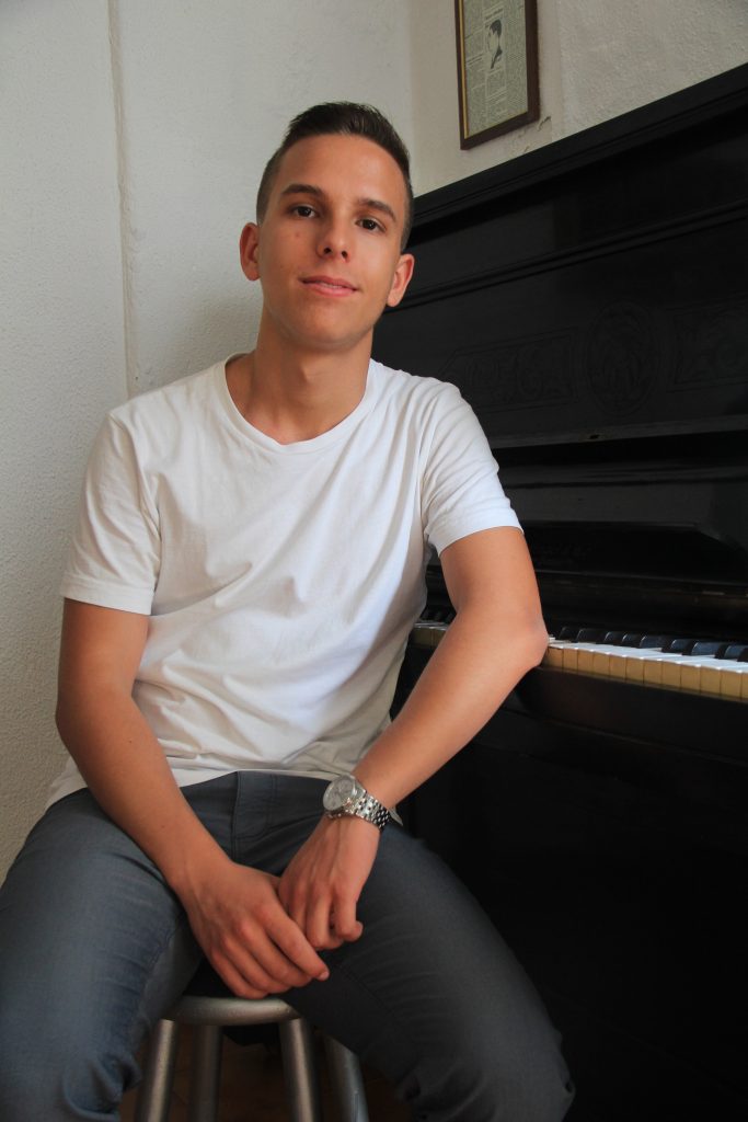 Luca Gaiero seduto al pianoforte