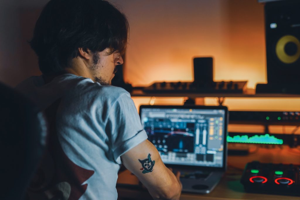 Seth Rot alla postazione audio